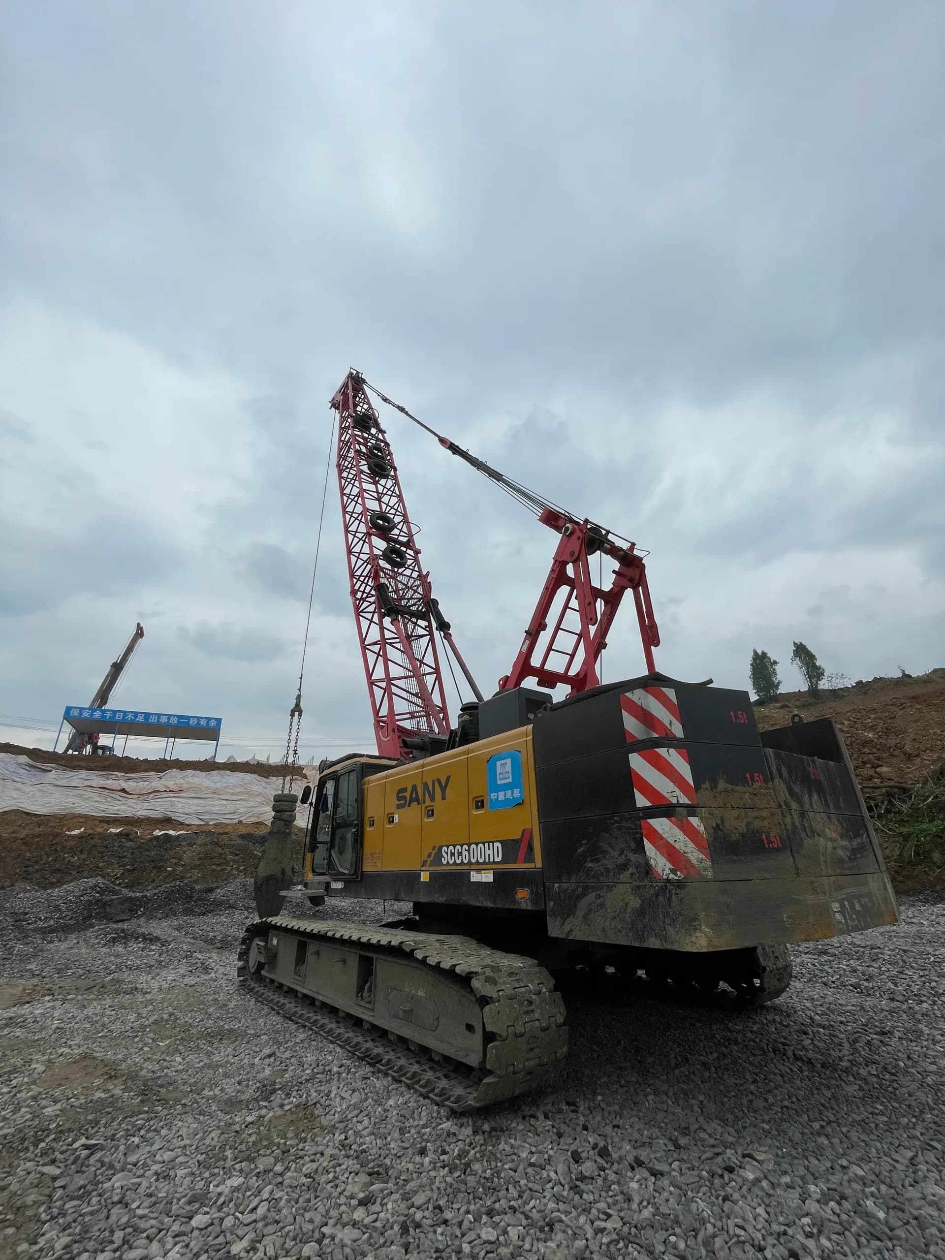 陕西国际体育之窗项目深基坑桩基施工现场