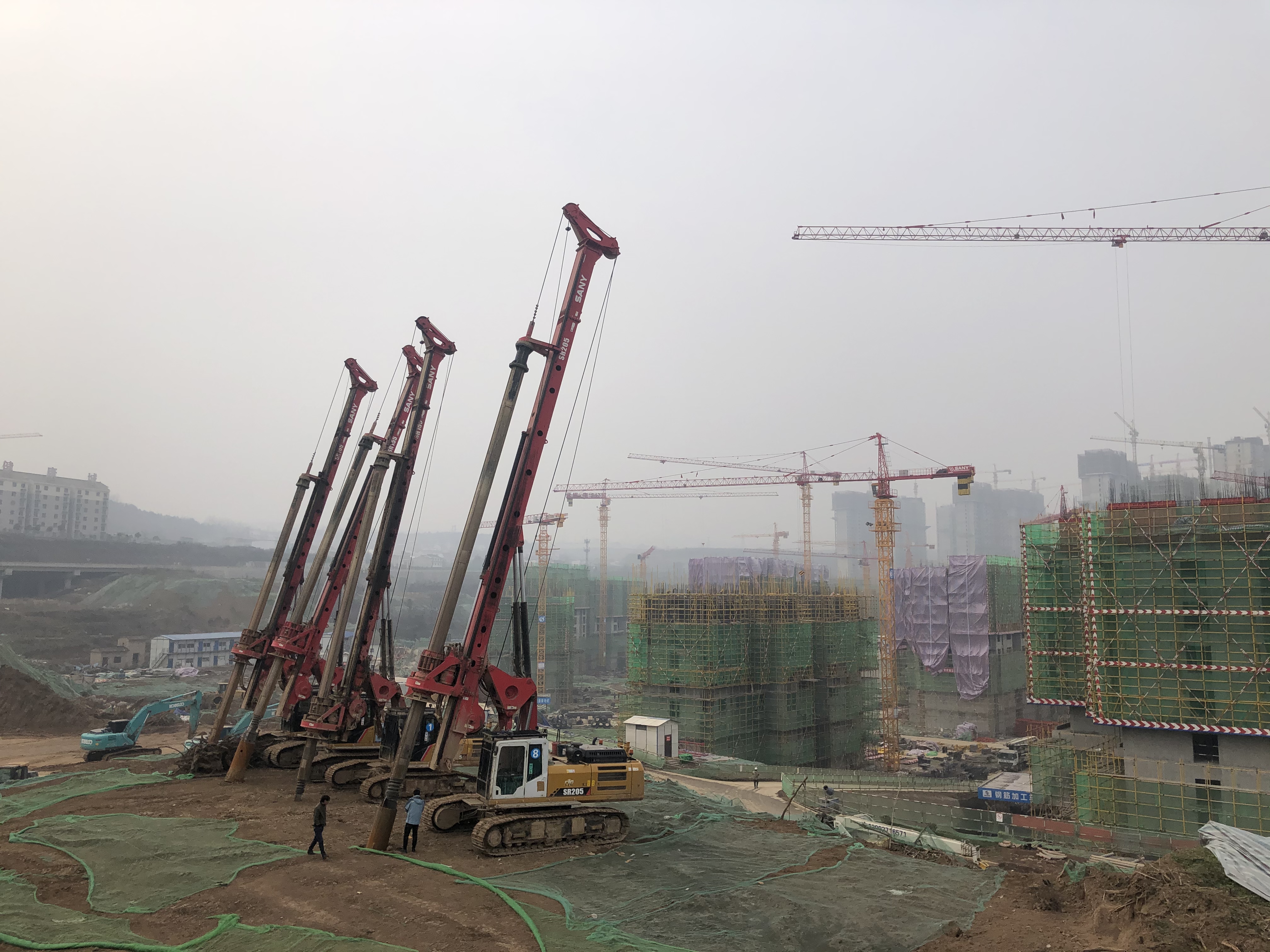 多台桩基设备在城市建设现场作业