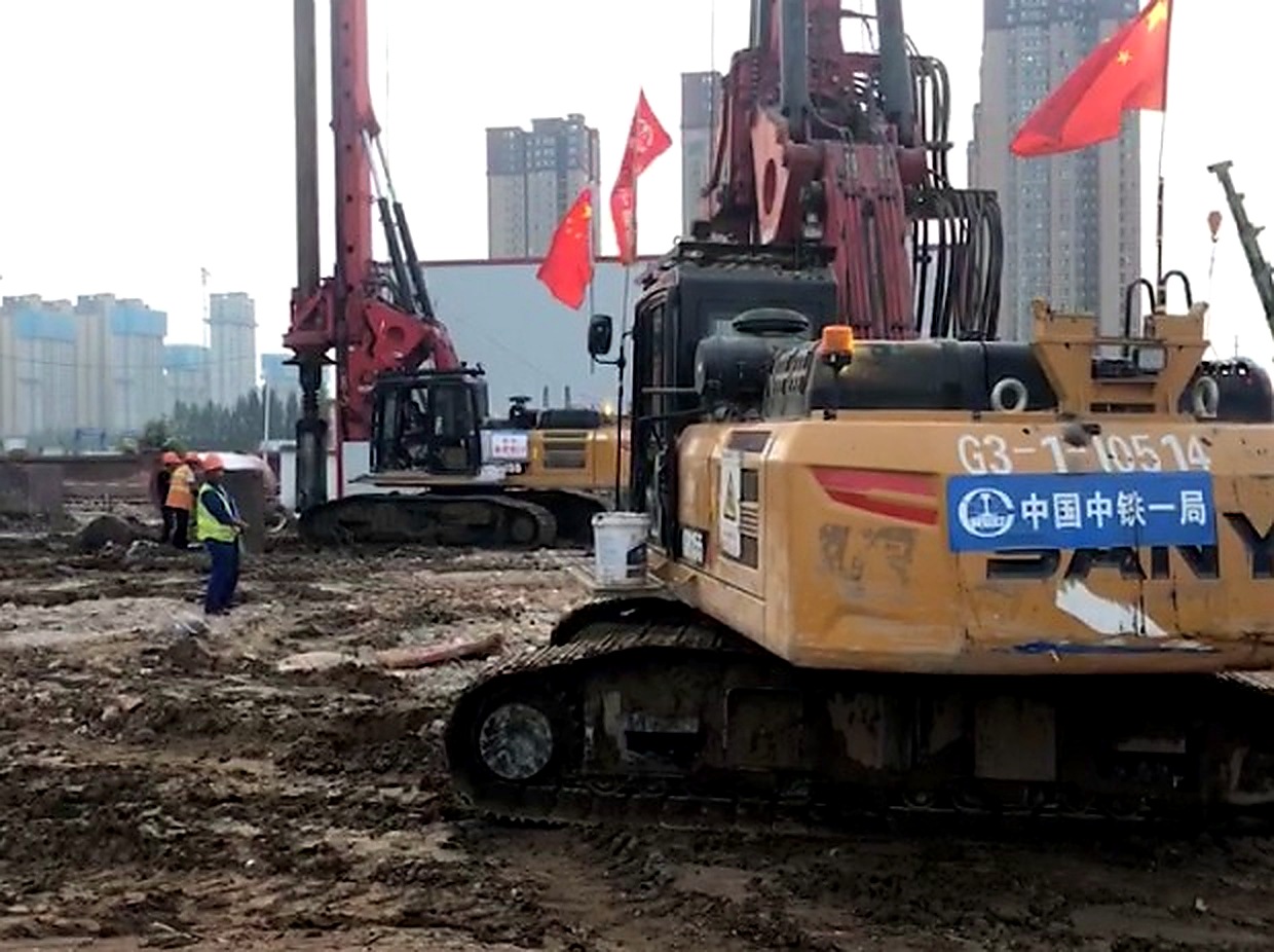 西安地铁五号线阿房宫车辆段桩基施工现场