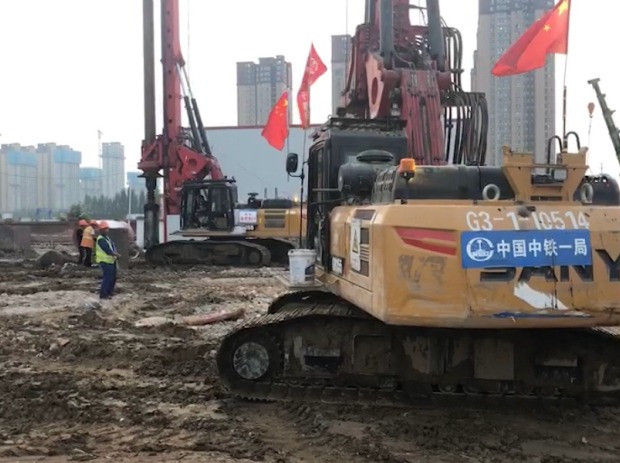 西安地铁五号线阿房宫车辆段桩基施工现场