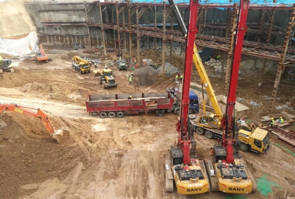 体育之窗项目桩基设备在深基坑内施工