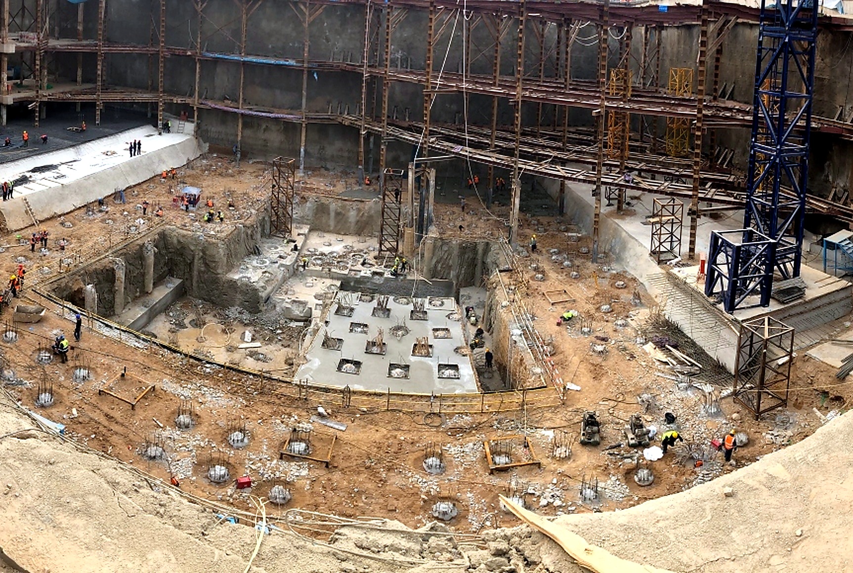 陕西国际体育之窗项目深基坑桩基施工现场