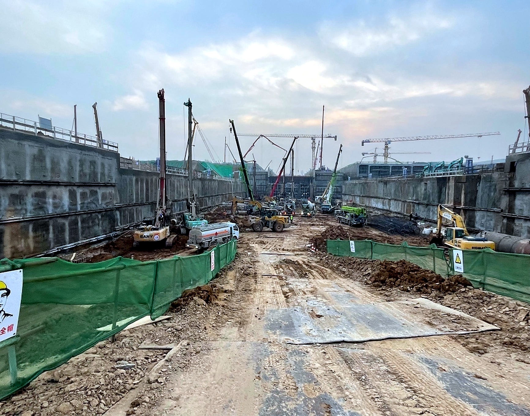 西安咸阳国际机场 T5 航站楼桩基施工现场